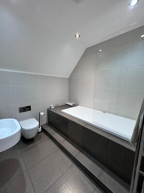 Superior Suite | Free minibar, individually decorated, individually furnished, desk - White Hart Inn (Alfreton)