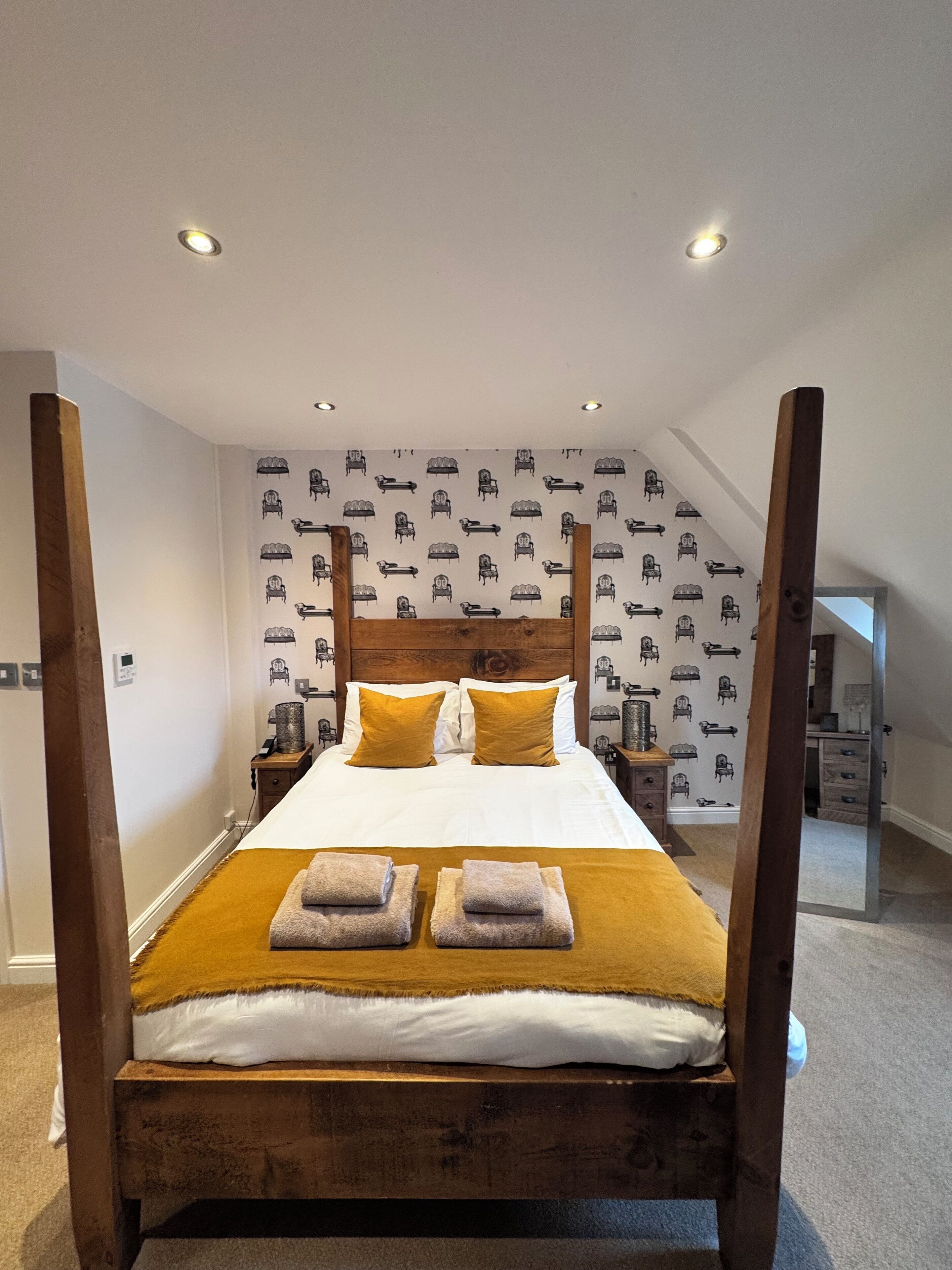 Suite superior | Minibar con artículos gratuitos y decoración individual