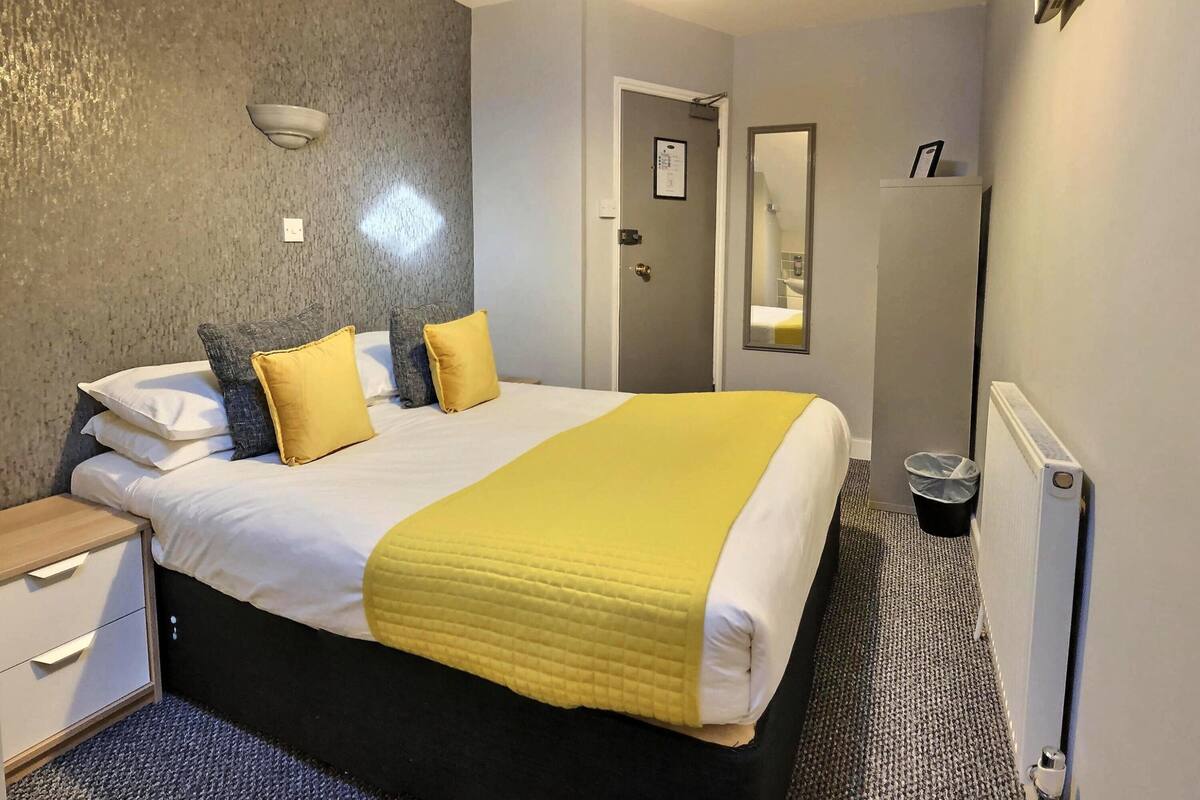 Blackout curtains, travel cot, free WiFi, bed sheets