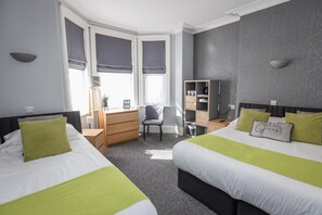 Vierpersoonskamer, en-suite badkamer | 1 slaapkamer, verduisterende gordijnen, reisbedje, gratis wifi