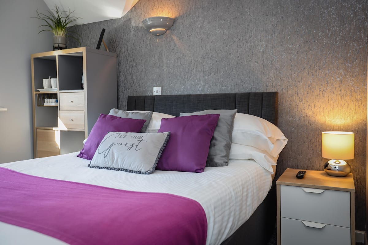Blackout curtains, travel cot, free WiFi, bed sheets