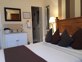 Double Room, Shared Bathroom | In-room safe, iron/ironing board, free WiFi