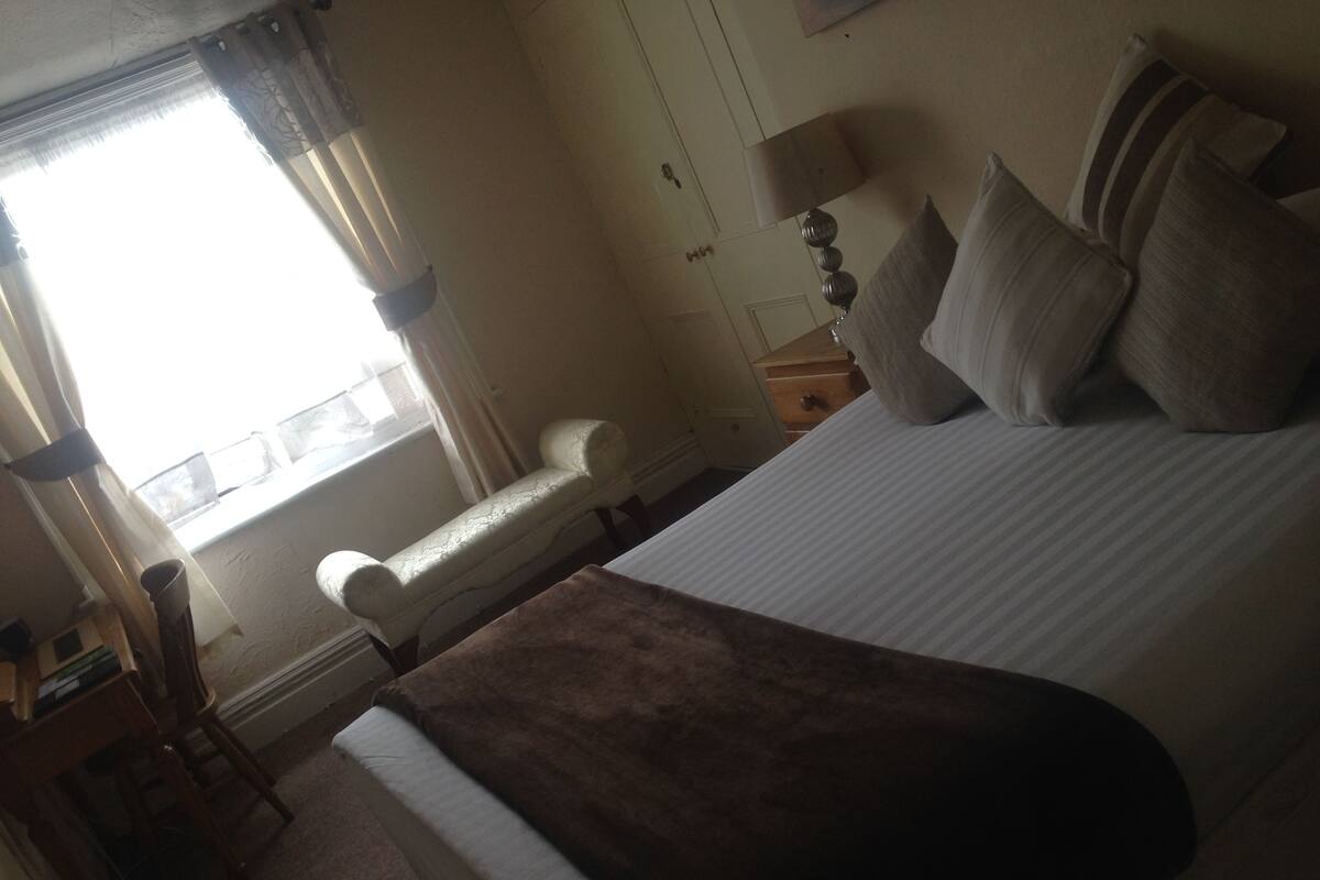 Double Room, Shared Bathroom | In-room safe, iron/ironing board (on request), WiFi (free)