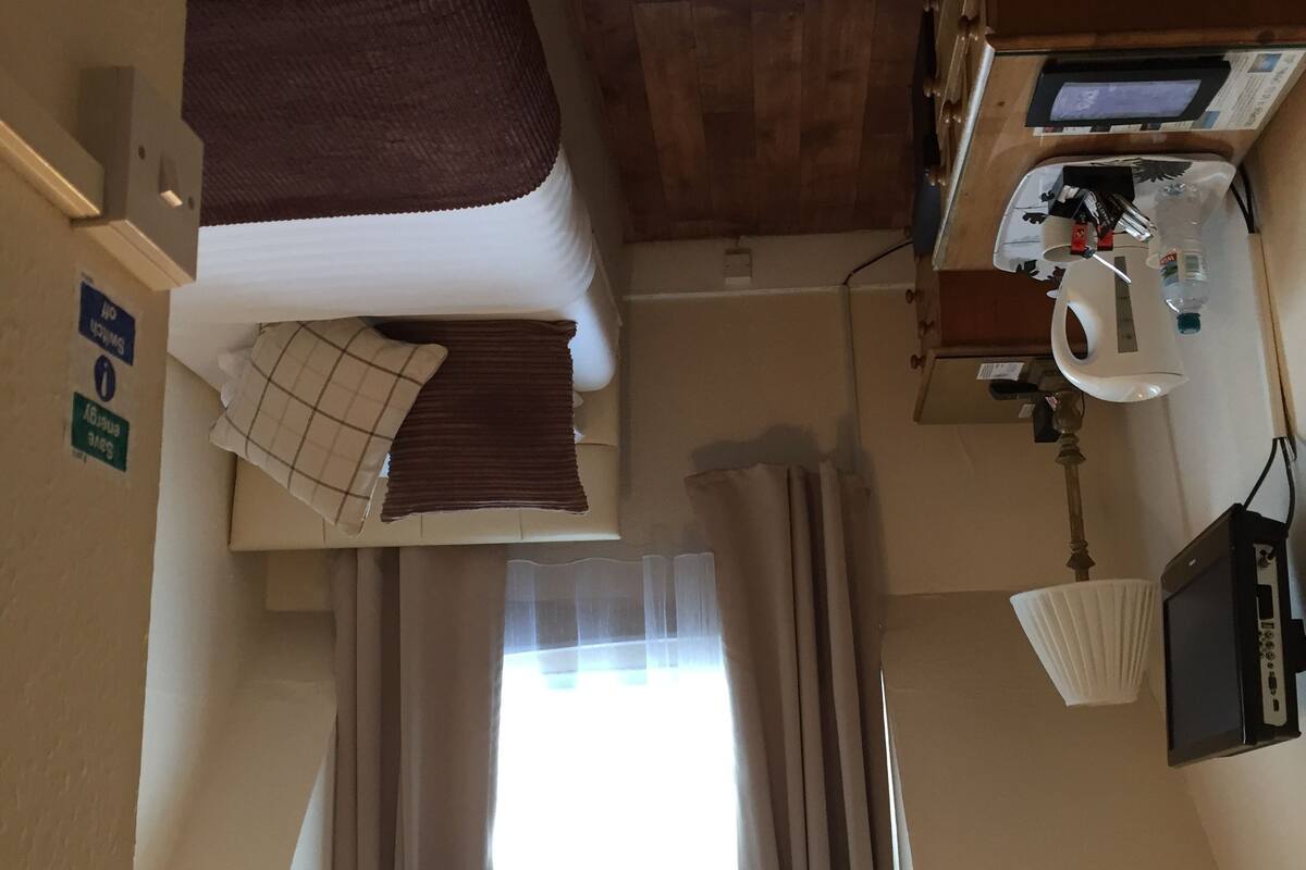 Basic Single Room, Shared Bathroom | In-room safe, iron/ironing board (on request), WiFi (free)