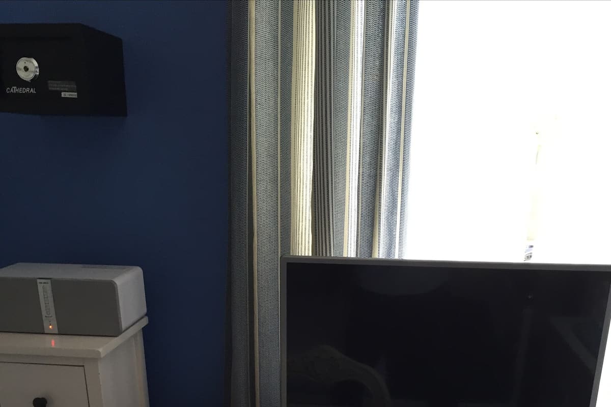 Habitación doble estándar, baño en la habitación | Caja de seguridad en la habitación y tabla de planchar con plancha