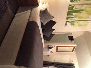 Caja de seguridad en la habitación y tabla de planchar con plancha 