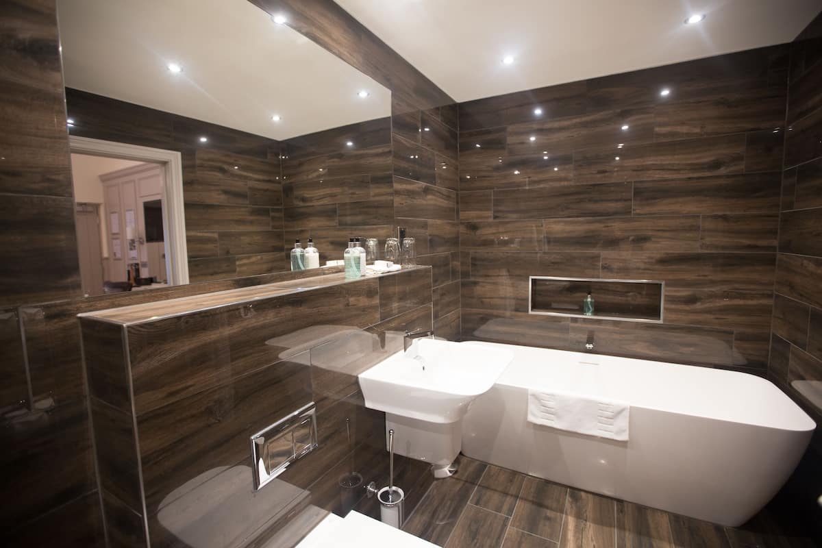 Executive Double Room | Bathroom | Shower, free toiletries, hair dryer, bathrobes