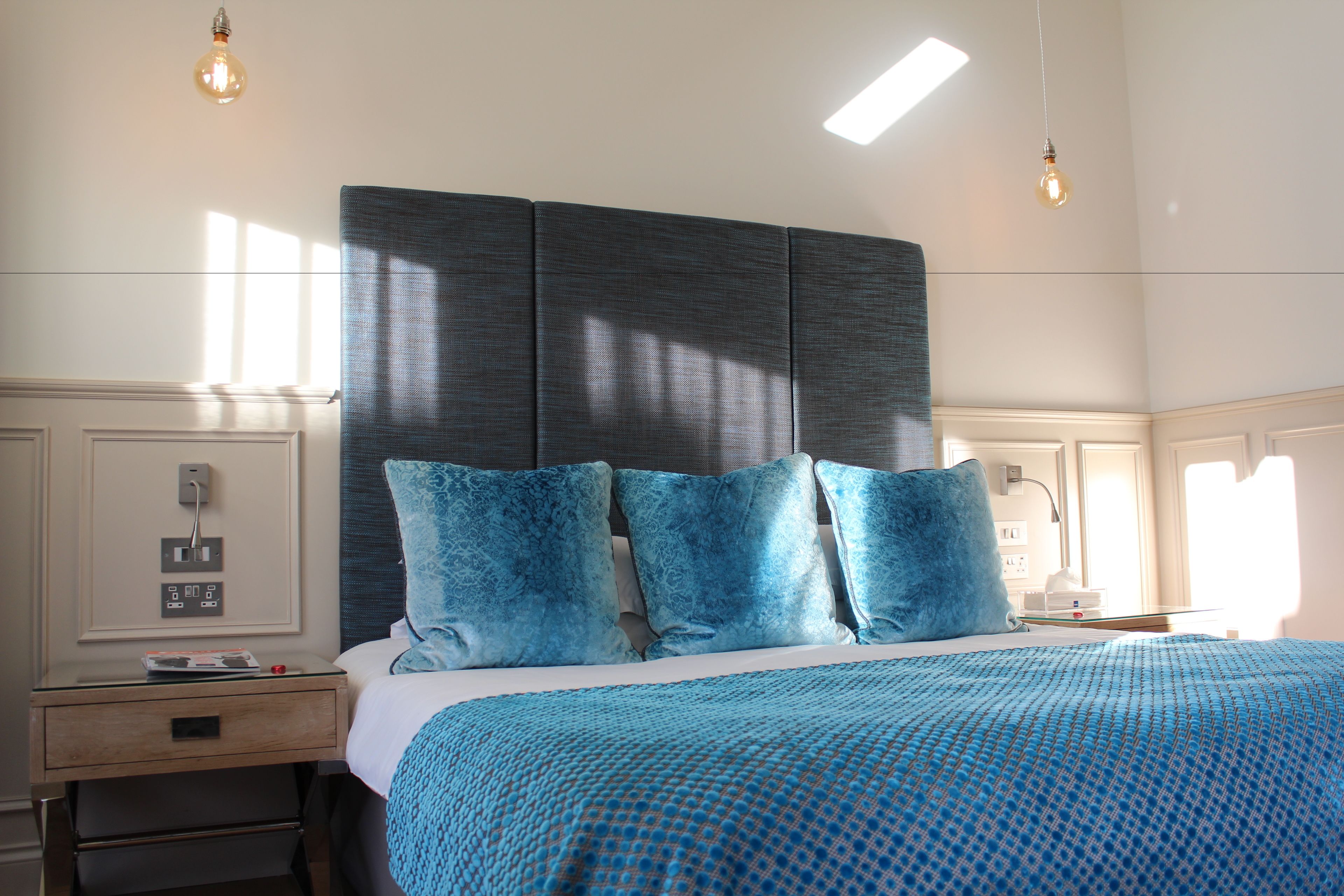 executive double room | minibar, individually decorated, individually furnished, desk