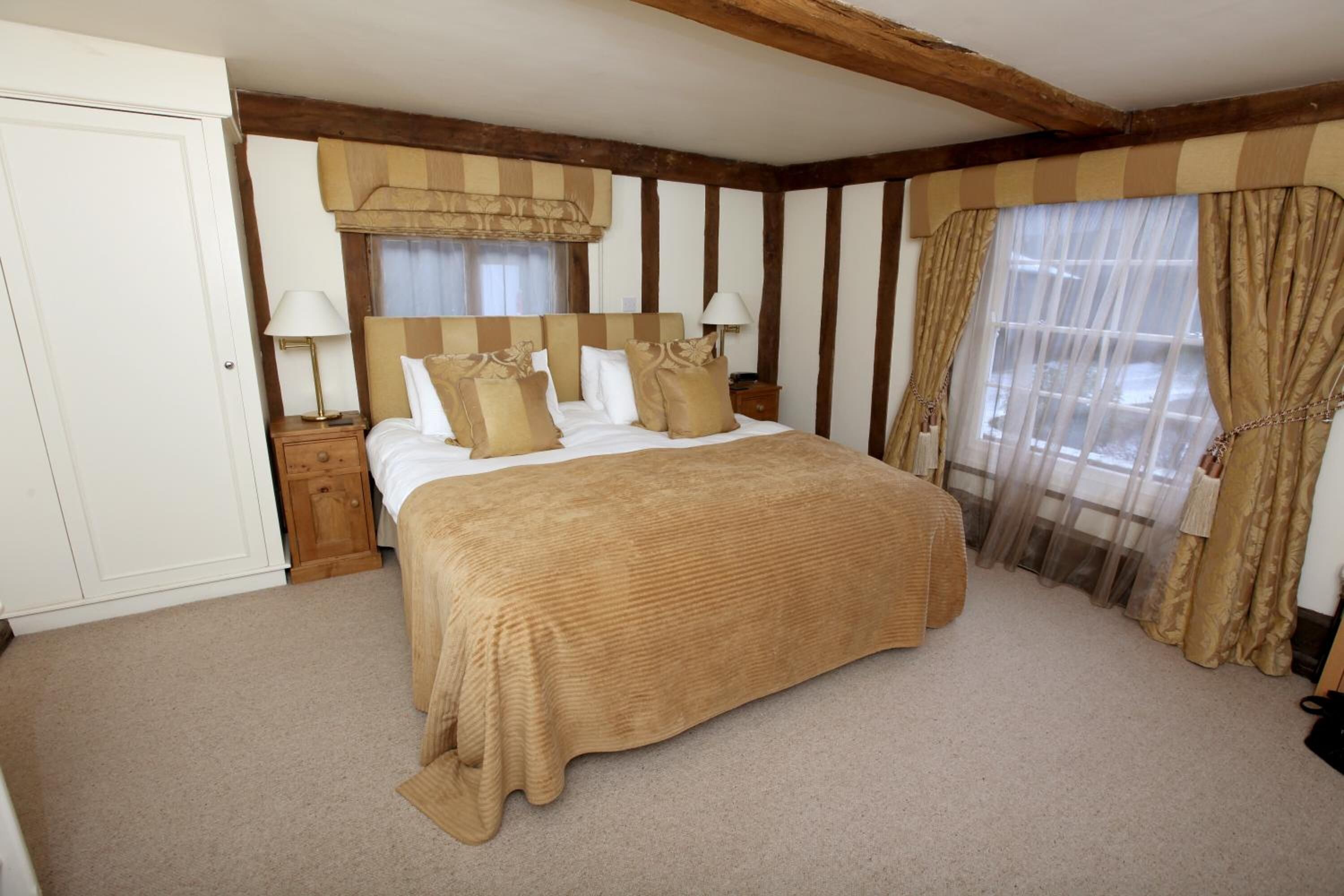 minibar, individually decorated, individually furnished, desk