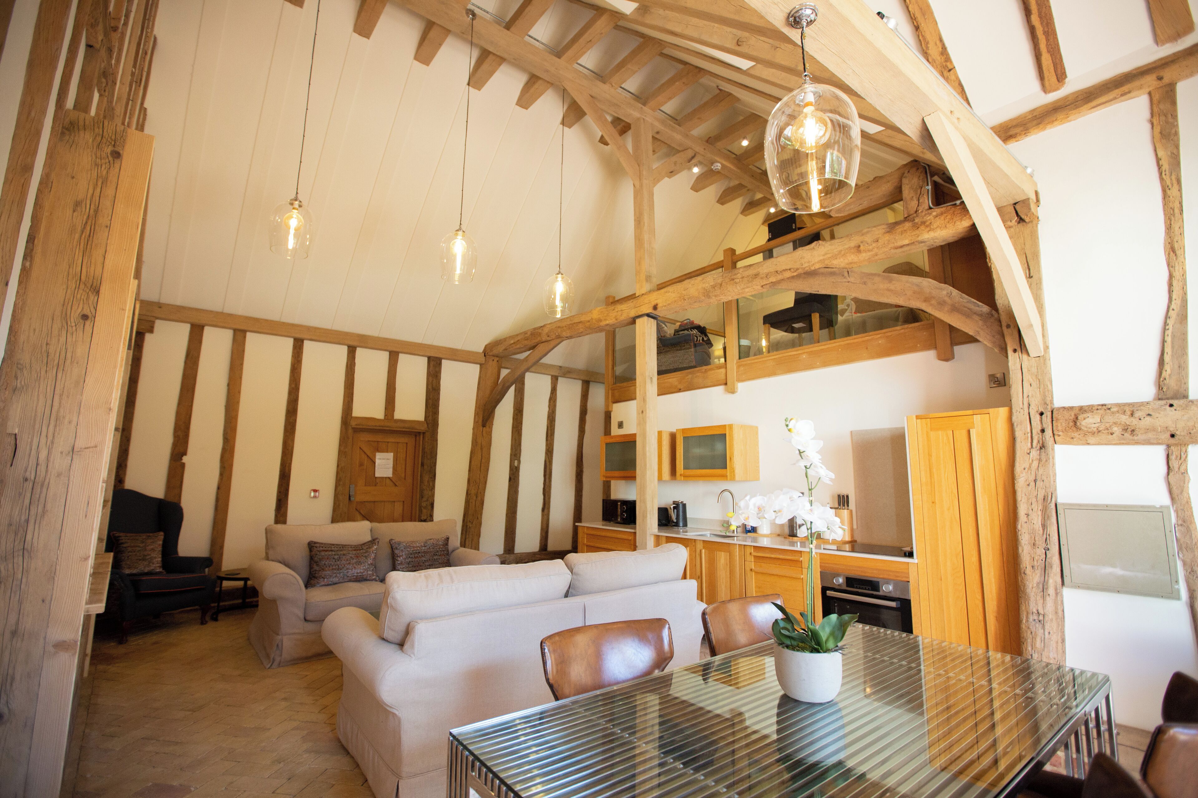 허니문룸 | 저자극성 침구, 미니바, 각각 다른 스타일의 인테리어, 각각 다르게 가구 비치