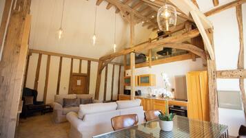 Honeymoon Room | Hypo-allergenic bedding, minibar, individually decorated