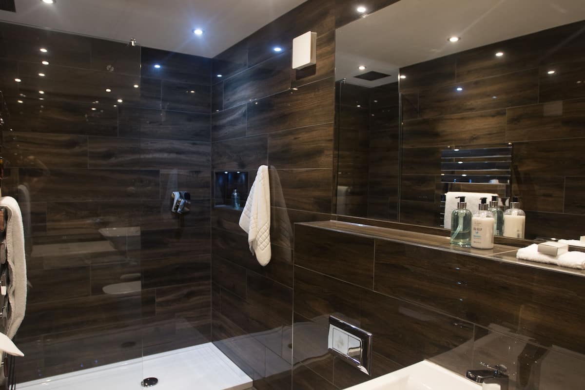 executive double room | bathroom | shower, free toiletries, hair dryer, bathrobes