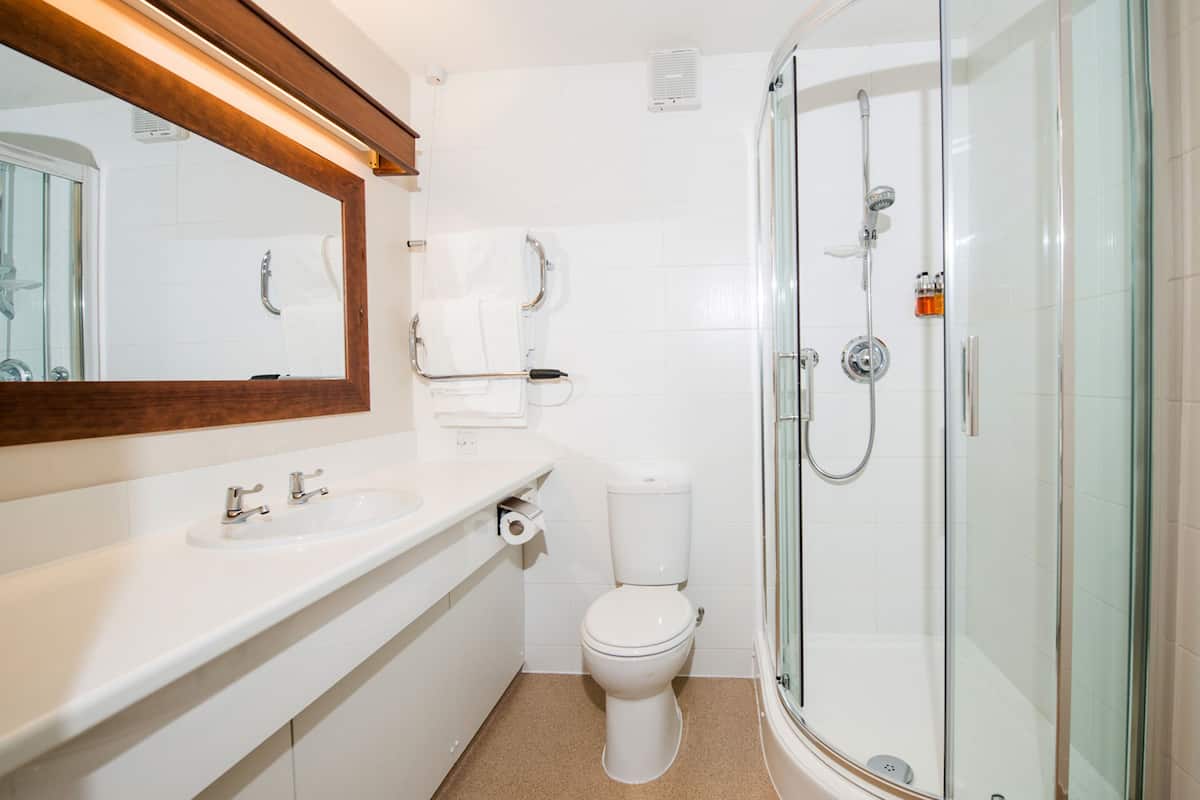 rainfall showerhead, free toiletries, hair dryer, towels