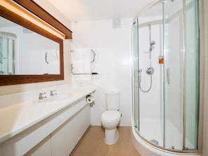 Rainfall showerhead, free toiletries, hair dryer, towels