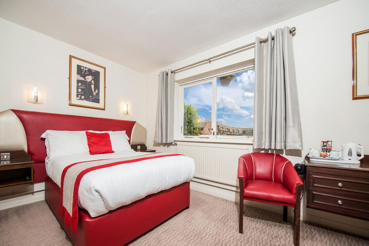 Standard Double Room | Desk, laptop workspace, iron/ironing board, WiFi (free)
