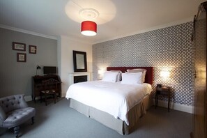 ラグジュアリー スイート 1 ベッドルーム ガーデンビュー | 高級寝具、セーフティボックス (室内)、デスク、アイロン / アイロン台