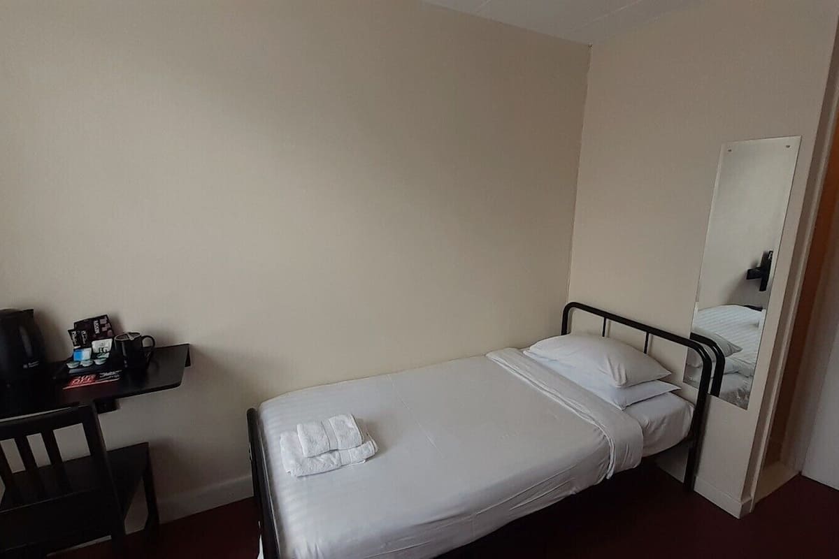 Standard Single Room | Desk, blackout drapes, free WiFi, bed sheets