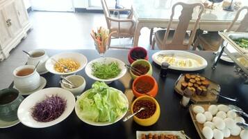 فطور من الأطباق المحلية مجانًا يوميًا