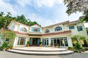 Front of property - Butchard Villas Sun Moon Lake (Yuchi)