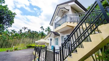 Deluxe House | Balcony view