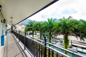 Ropa de cama de alta calidad y caja de seguridad en la habitación 