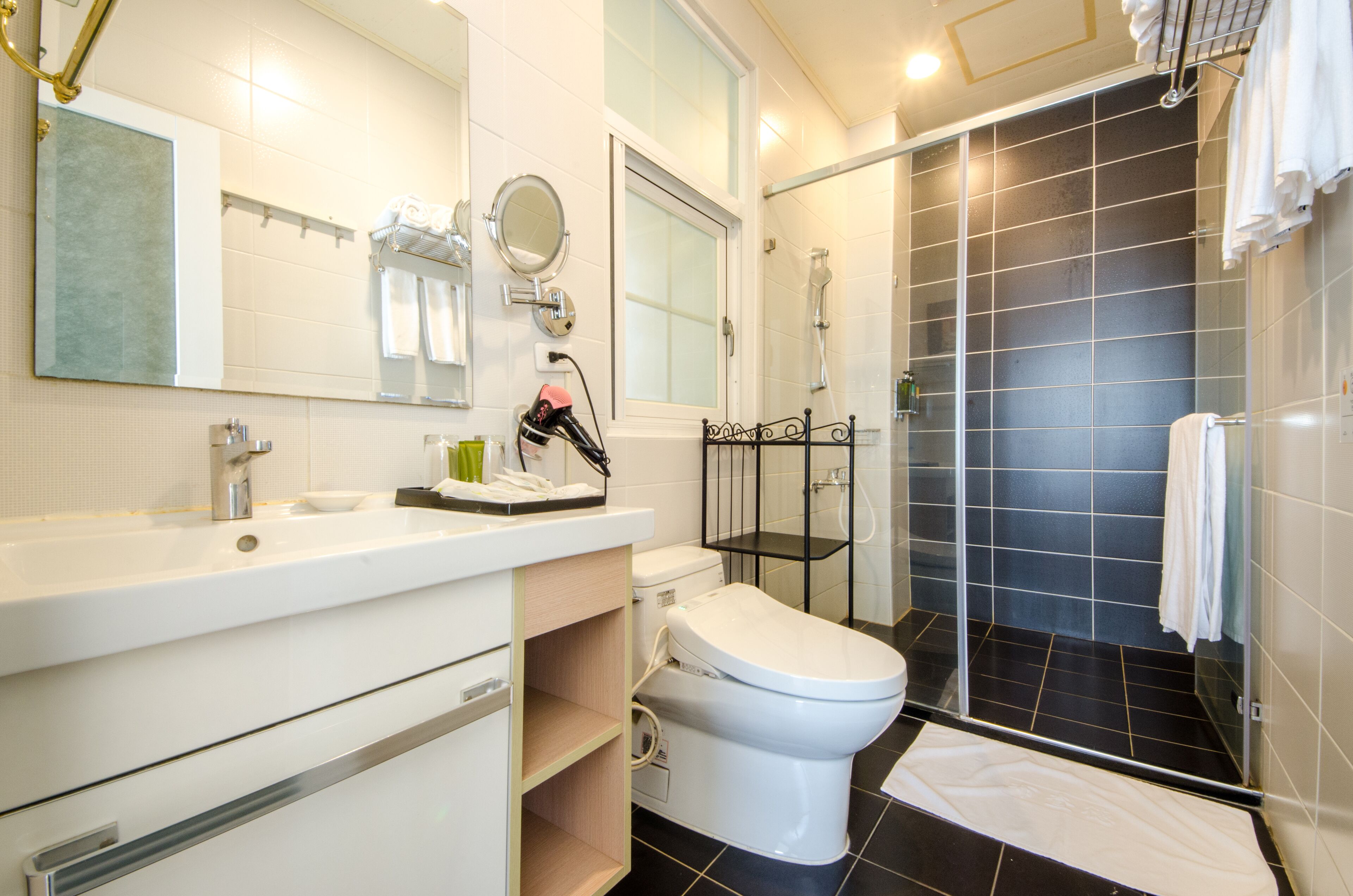 family house | bathroom | separate bathtub and shower, free toiletries, hair dryer, slippers