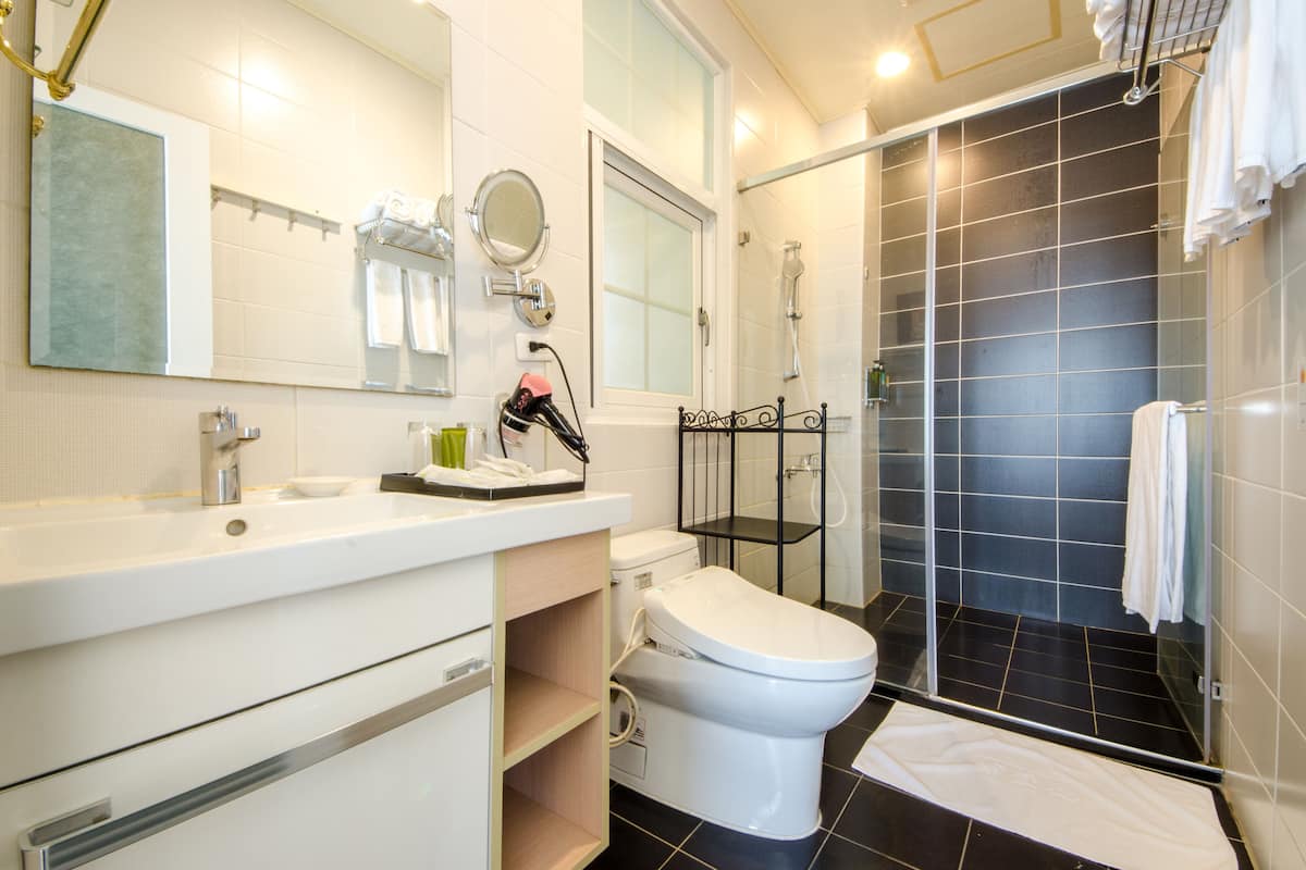 family house | bathroom | separate bathtub and shower, free toiletries, hair dryer, slippers