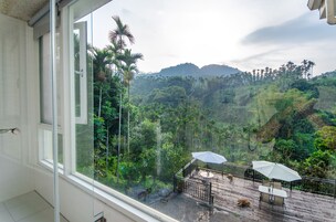 Luxury Double Room | Bathroom | Separate tub and shower, free toiletries, hair dryer, slippers