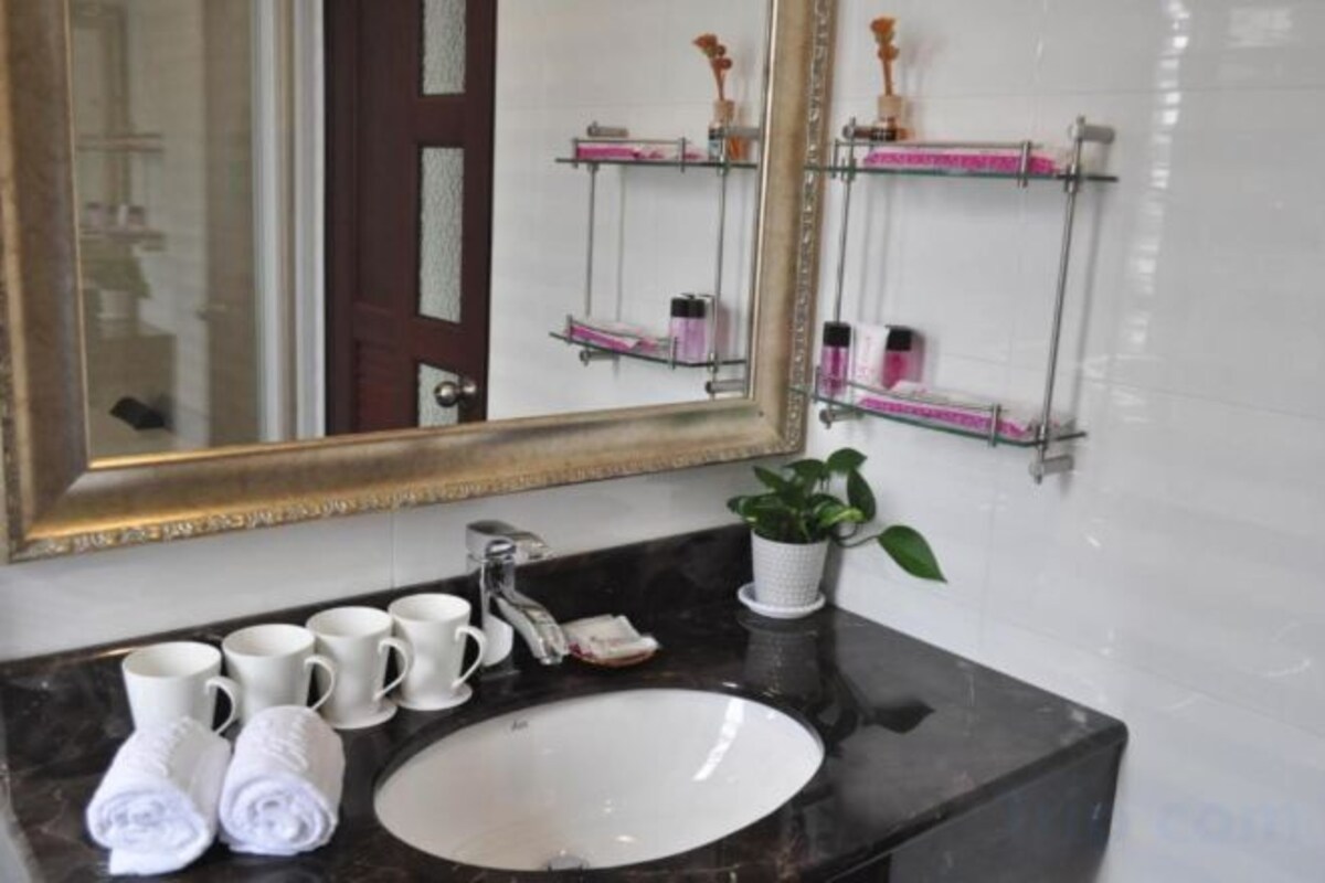 Badezimmer | Badewanne und Dusche (separat), Haartrockner, Hausschuhe, Handtücher