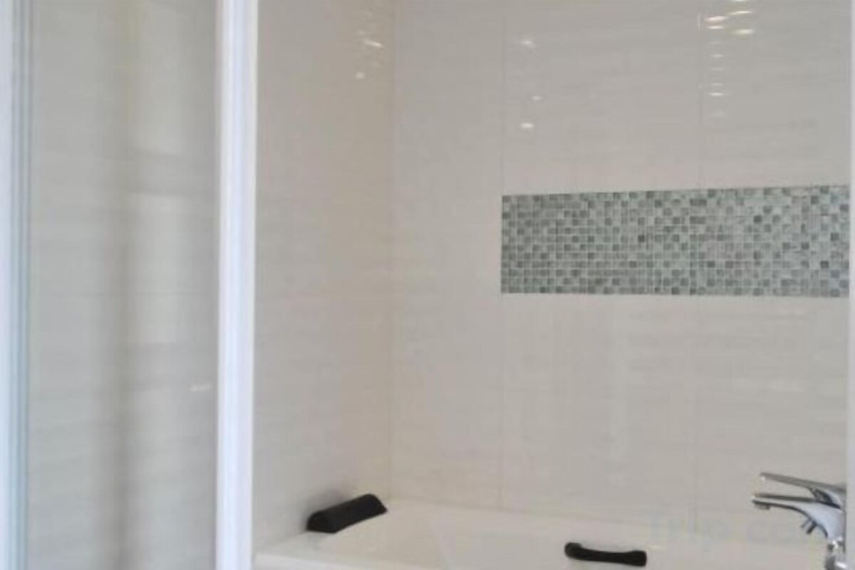 Quadruple room with bathtub