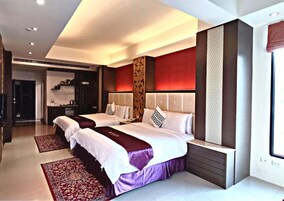 Habitación familiar, vistas parciales al lago | Ropa de cama de alta calidad, minibar, escritorio y cortinas opacas