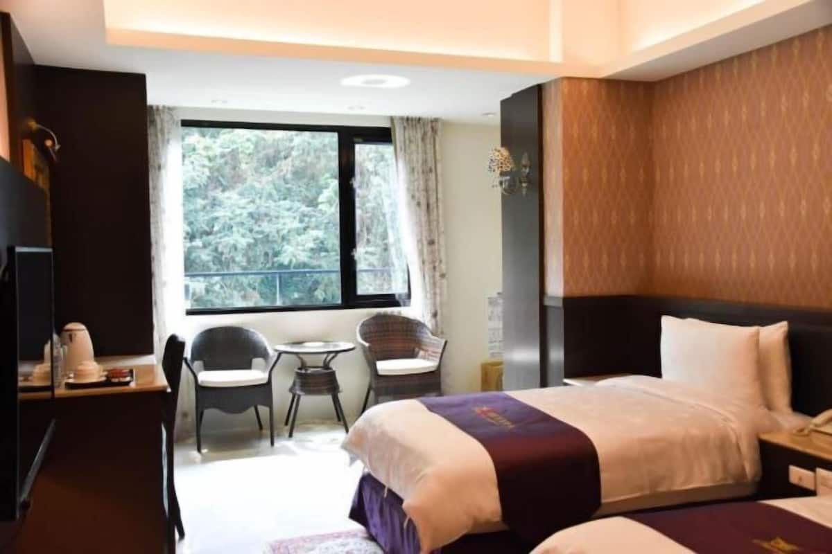 Sängtillbehör av högsta kvalitet, minibar och skrivbord