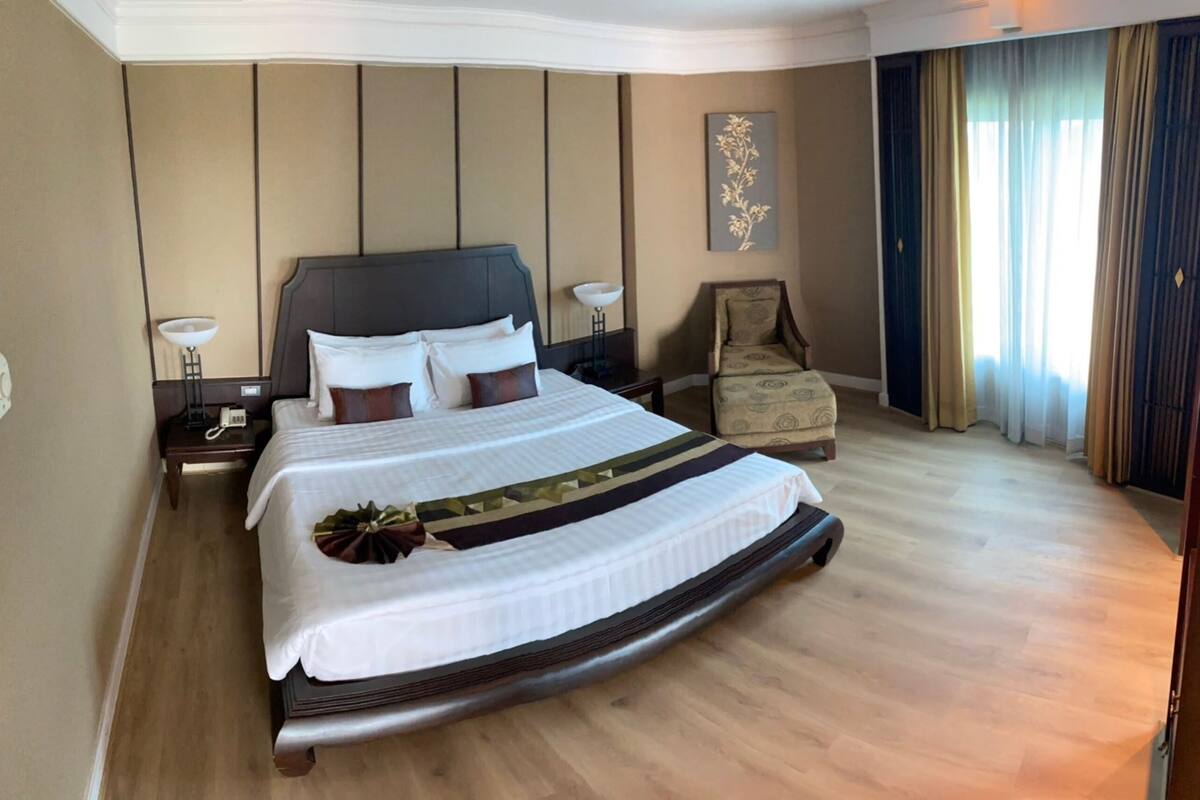 Siam Classic Suite | มินิบาร์, ตู้นิรภัยในห้องพัก, ผ้าม่านกันแสง, ห้องเก็บเสียง