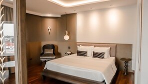 Minibar, in-room safe, individually furnished, blackout curtains - Krungsri River Hotel (Ayutthaya)