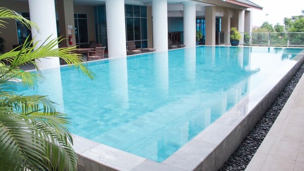 Outdoor pool, open 8:00 AM to 8:00 PM, lifeguards on site