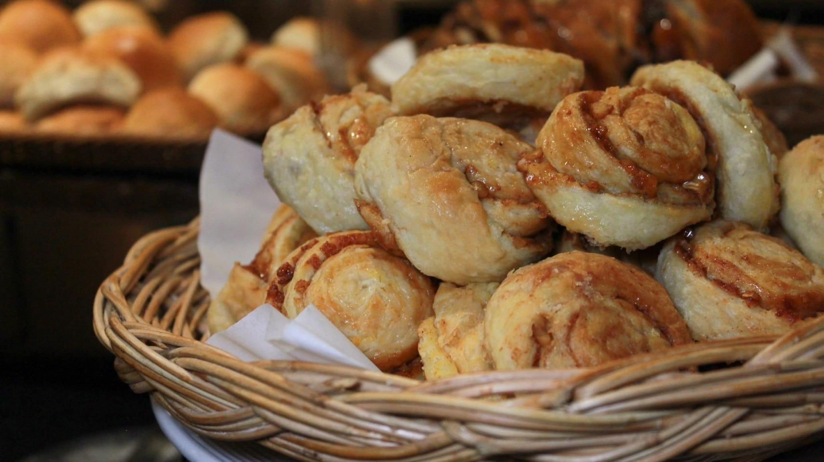 Un cesto di pasticcini con ripieno in evidenza.