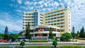 Een meerhoog hotel met een opvallend Sammy Hotel bord.