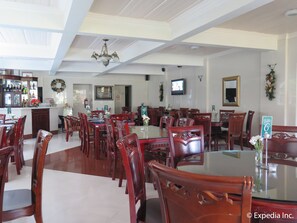 Breakfast, lunch and dinner served - Emiramona Garden Hotel (Tagaytay)