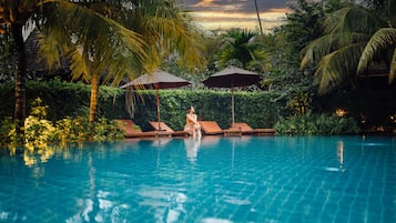 2 kolam renang terbuka, kerusi lepak pantai 