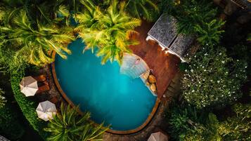 2 piscines extérieures, chaises longues