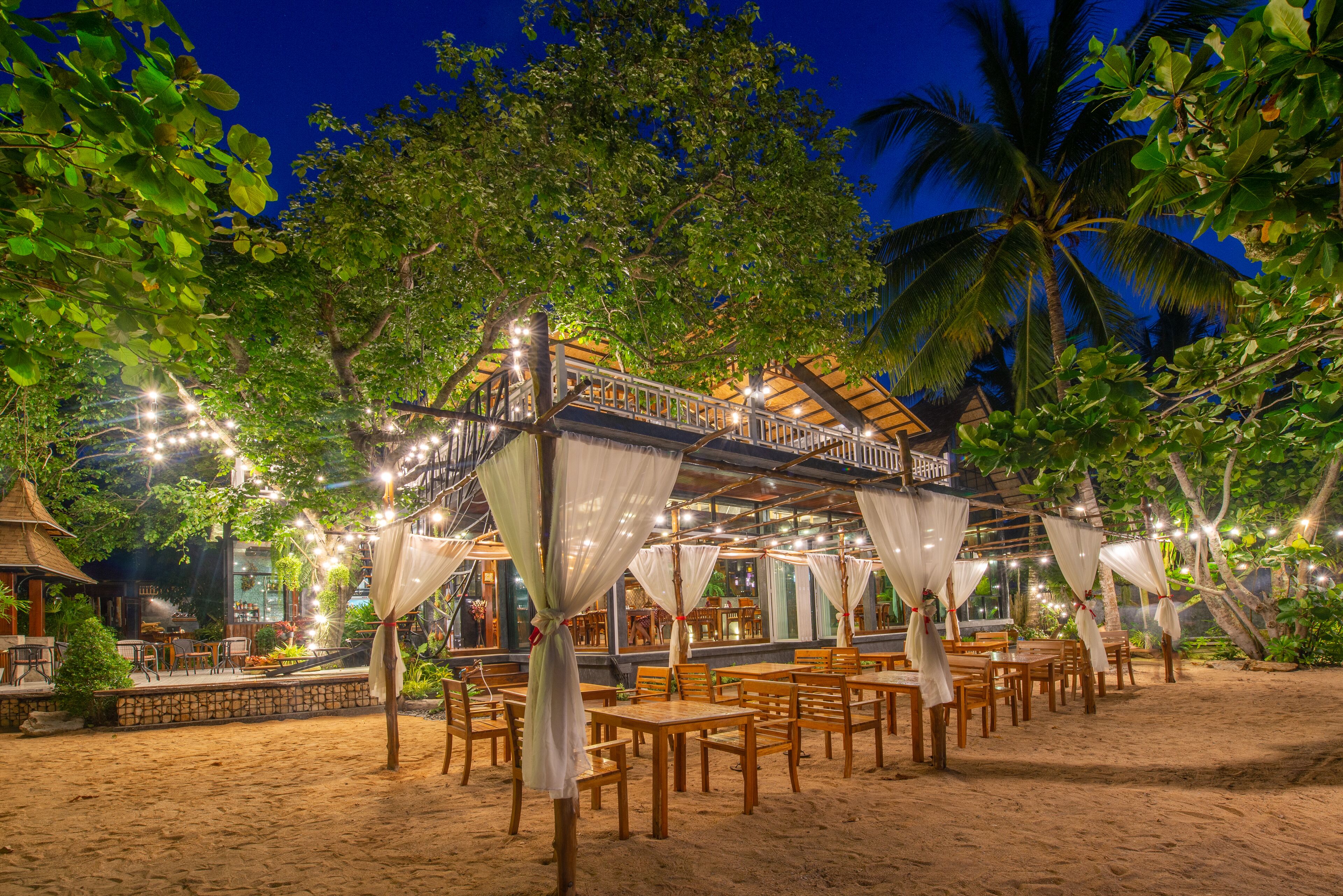 breakfast, lunch, dinner served; international cuisine