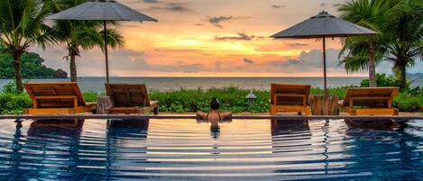 2 piscinas al aire libre (de 08:00 a 20:00), tumbonas