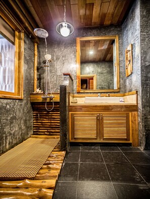 Anda Deluxe Room | Bad | Dusj, toalettartikler (inkludert), hårføner og badekåper