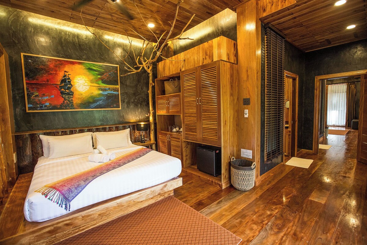 Family Botanical 2BR 1st FLR | Minibar, in-room safe, desk, individually decorated