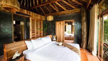 Un dormitorio espacioso con una cama grande, cabecera de madera y ventilador de techo.