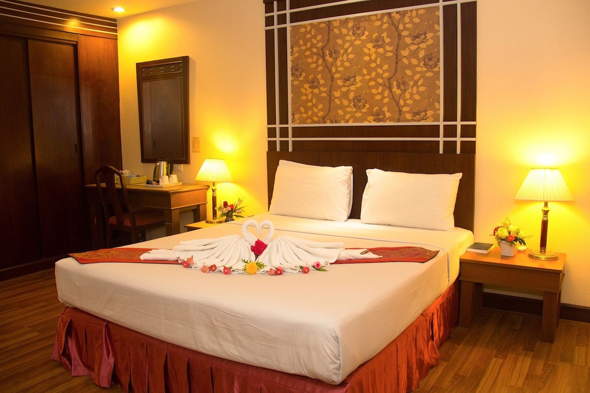 Hypo-allergenic bedding available, minibar, in-room safe, desk