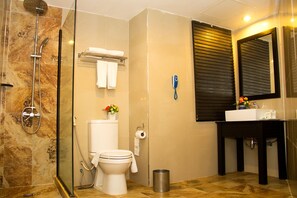 Royal Suite Room  | 욕실 | 샤워 시설, 무료 세면용품, 헤어드라이어, 타월