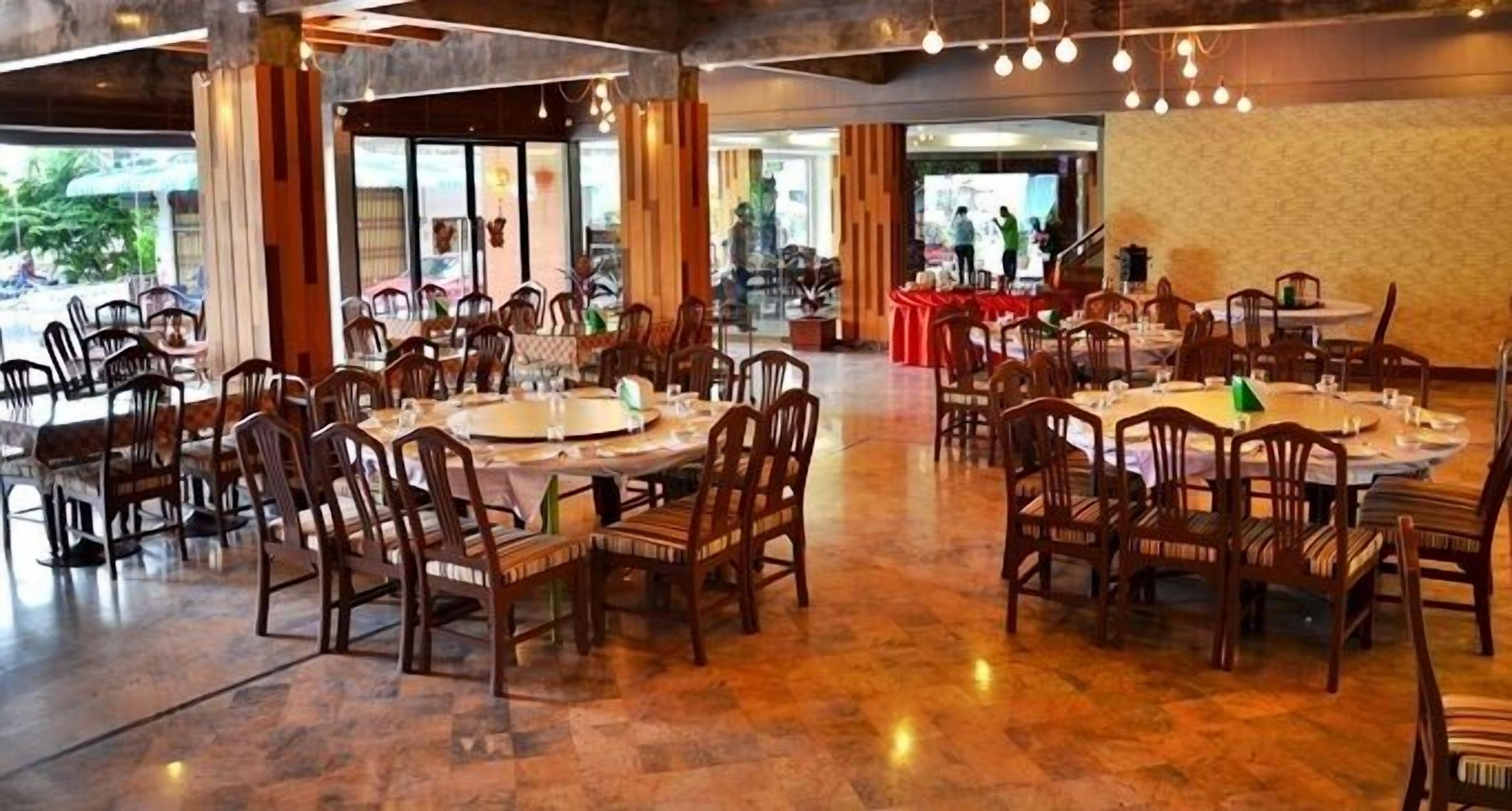 Breakfast, lunch, dinner served; Thai cuisine 