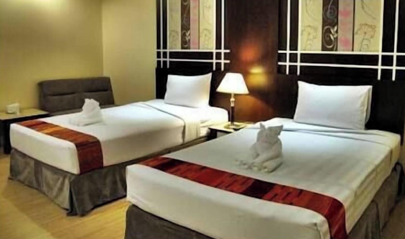 Hypo-allergenic bedding, minibar, in-room safe, desk