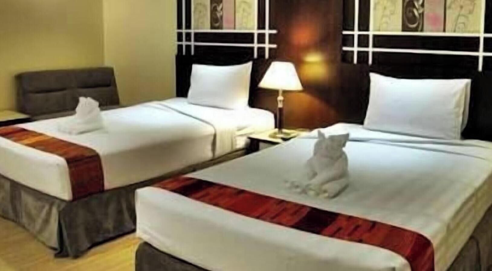Hypo-allergenic bedding, minibar, in-room safe, desk